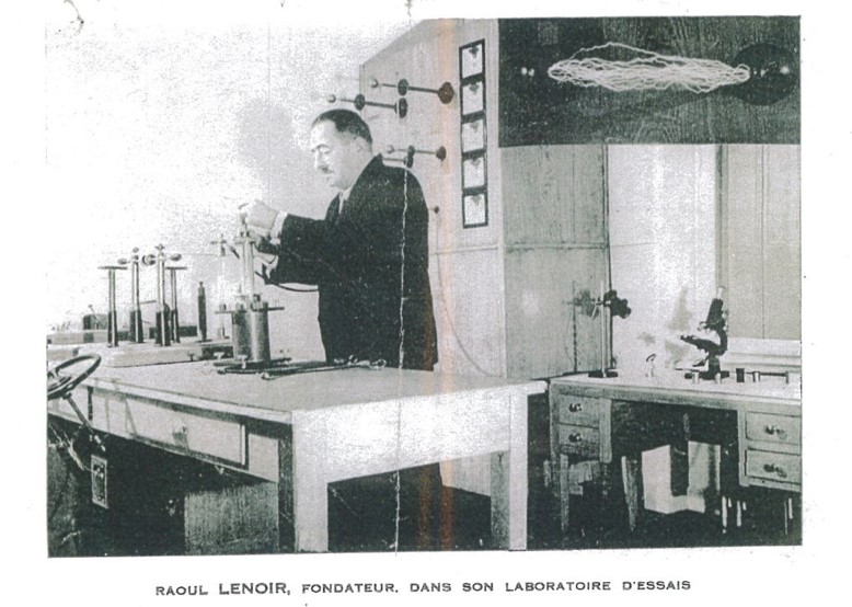 Raoul Lenoir, fondateur de LENOIR-MEC, effectuant des tests dans son laboratoire d'essais.